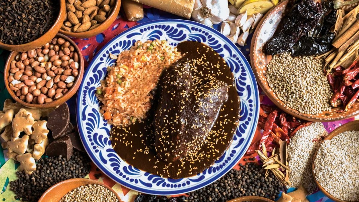 Mole Artesanal servido en un plato