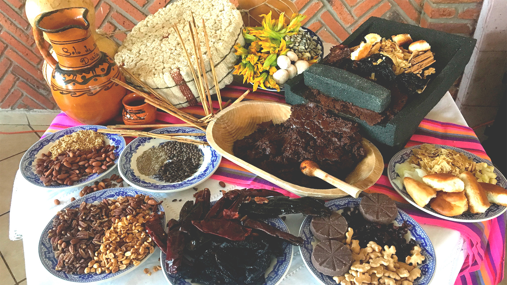 Mesa con ingredientes para preparar mole